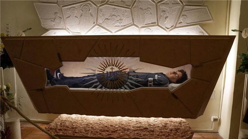 Der Leichnam von Carlo Acutis liegt in einem Sarkopharg, in den man hineinsehen kann. (Archivbild)