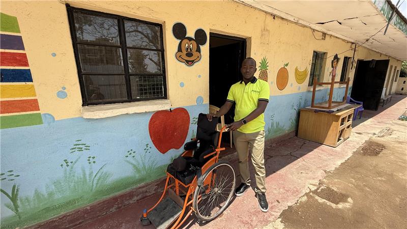 Der Leiter des Centers Job Mwenda Mungania zeigt die großflächige Anlage und ist stolz auf die Rollstühle.