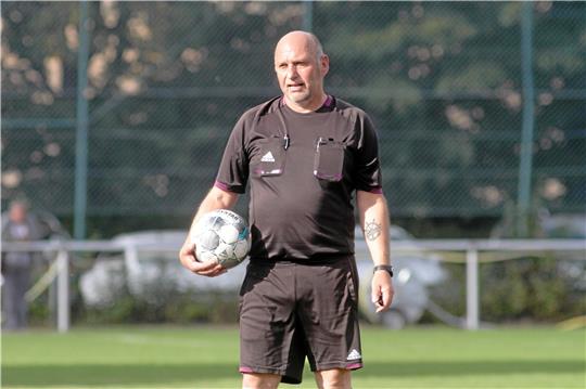 Der Lengder Torsten Meier erlebt eine besondere Premiere: Mit 55 Jahren leitet er in Othfresen ein Bezirksliga-Spiel, und das auch noch ohne Assistenten. Foto: Gietemann