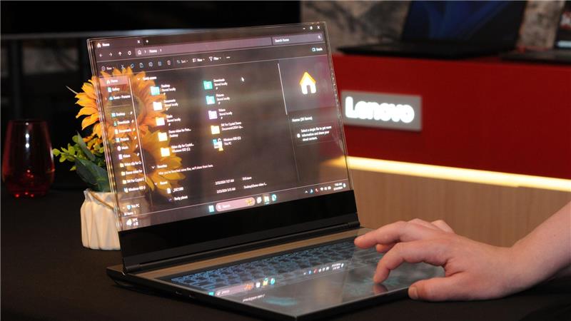 Der Lenovo-Laptop mit durchsichtigem Bildschirm vom MWC 2024.
