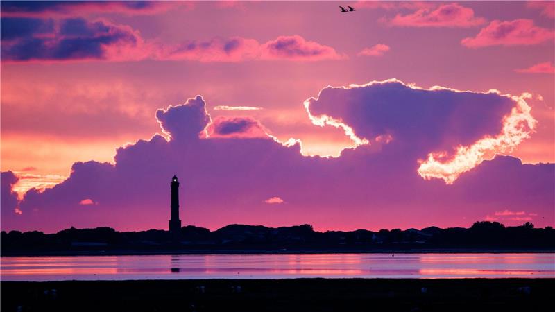 Der Leuchtturm ist eines der Wahrzeichen der ostfriesischen Insel. (Archivbild)