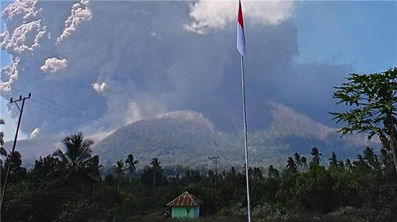 Indonesischer Vulkan spuckt 18.000 Meter hohe Aschesäule Der Lewotobi Laki-Laki liegt auf der auch bei Touristen beliebten Insel Flores.
