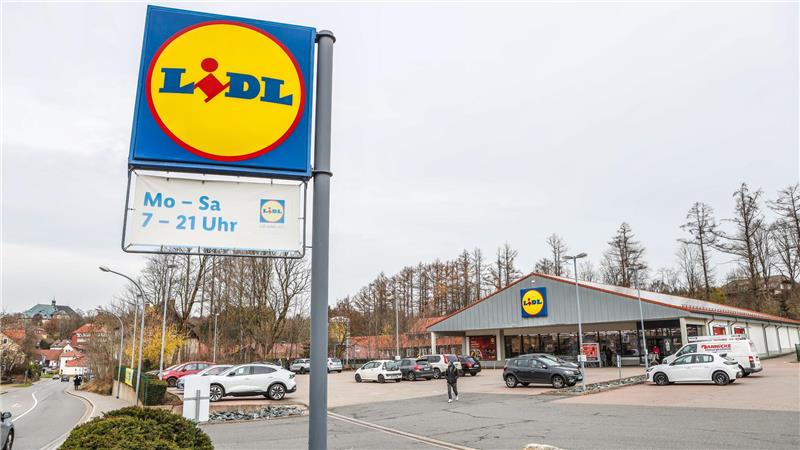 Das Bild zeigt den Lidl-Markt in Clausthal-Zellerfeld, inklusive Parkplatz und großem Schild. 