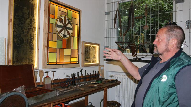 Mann betrachtet Bild. 