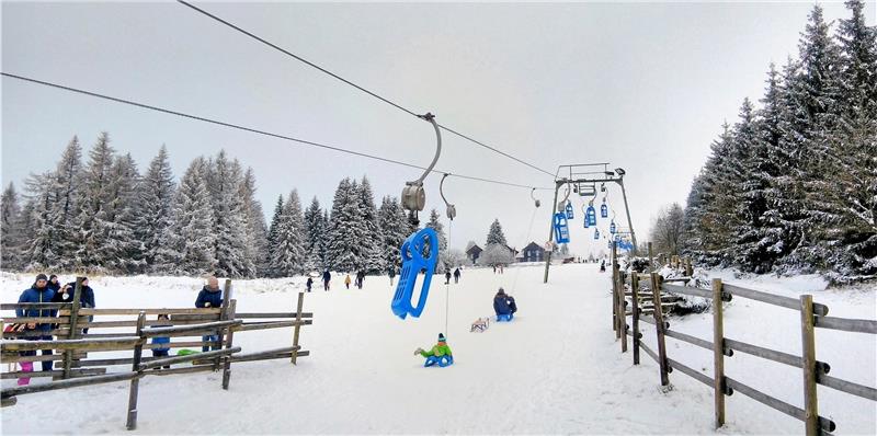 Harzer Liftbetreiber hoffen auf gute Wintersportsaison Der Lift am Rodelhang auf Torfhaus läuft seit Freitag. Rund zehn Zentimeter Schnee liegen auf der Piste. Fotos: Körber