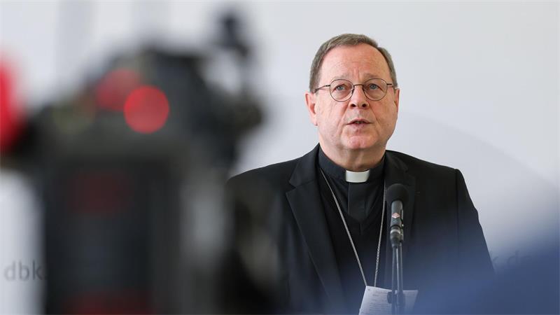 Langjährige Liebe zu Frau: Priester gibt nach 37 Jahren auf Der Limburger Bischof Georg Bätzing suspendierte den Pfarrer, der um einen Verzicht auf das Priesteramt gebeten hatte. (Archivbild)