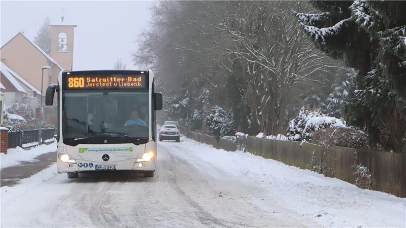 Bus auf verschneiter Straße. 
