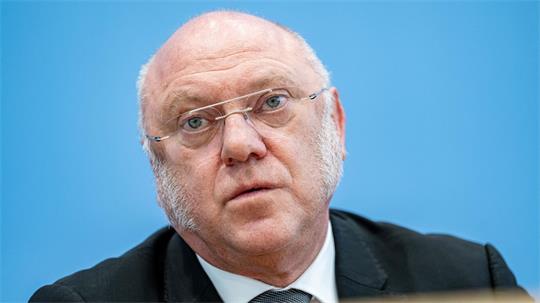 Der Linken-Politiker und Sozialexperte Ulrich Schneider listet in einem Papier mögliche Folgen von geplanten Kürzungen. (Archivbild)