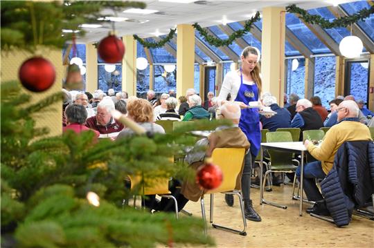 Der Lions-Club Goslar-Kaiserpfalz mit seinen Damen im Service und die Seniorenvertretung der Stadt arbeiten gut zusammen und bereiten 240 Seniorinnen und Senioren einen schönen Nachmittag im geschmückten Berufsförderungswerk. Fotos: Kempfer