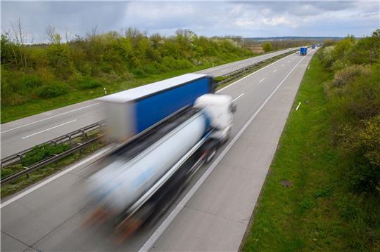 Der Lkw-Fahrer verfolgte die Frau im Auto und attackierte sie dann an einer roten Ampel. Symbolbild: dpa