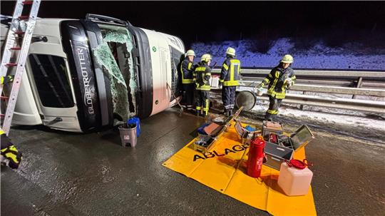 Der Lkw blieb auf der Seite liegen. 