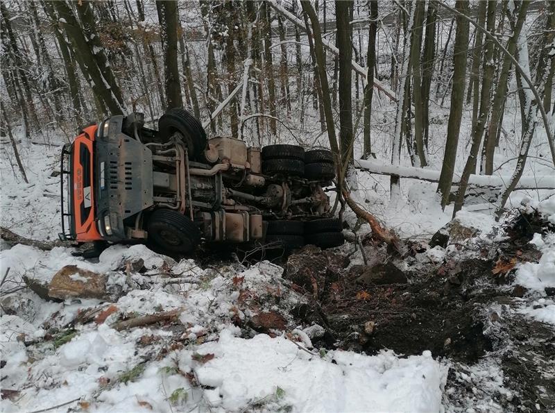 Der Lkw kippte auf die Seite und rutschte einen Abhang hinunter. Foto: Polizei