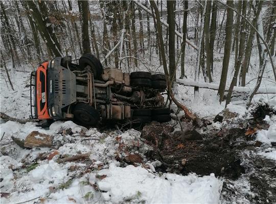Der Lkw kippte auf die Seite und rutschte einen Abhang hinunter. Foto: Polizei