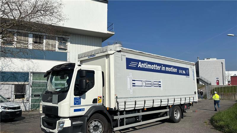 Der Lkw meistert seine Fahrt ohne Zwischenfälle. 