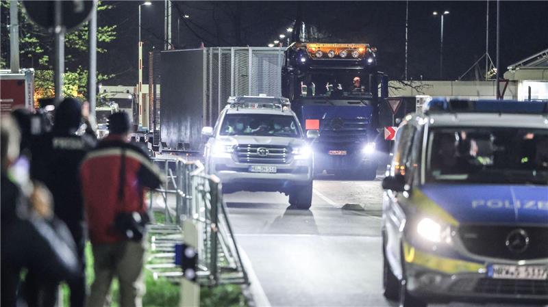 Der Lkw mit dem Castor hat das Jülicher Forschungszentrum einige Minuten nach 22.00 Uhr verlassen.