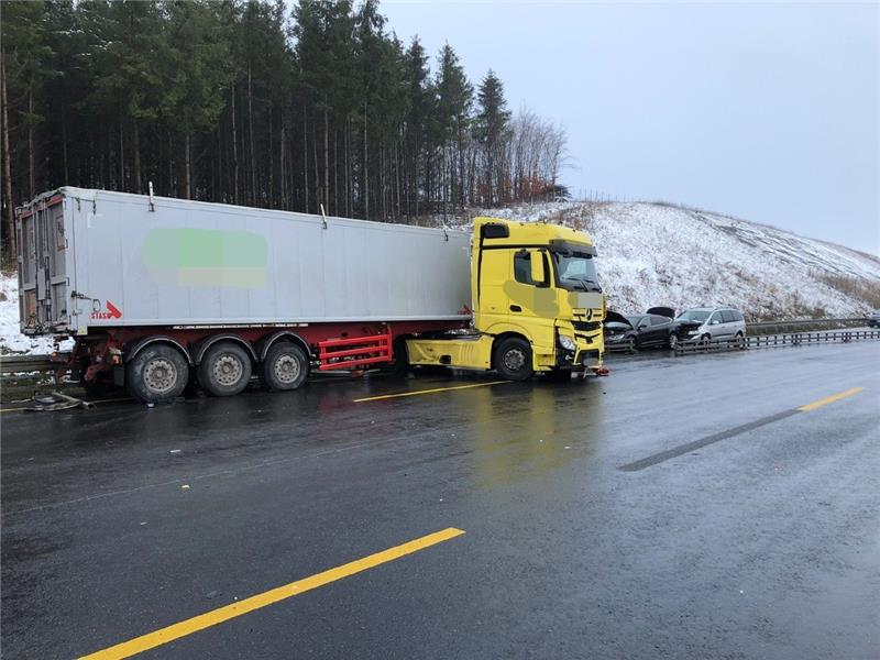 LKW durchbricht Leitplanke auf A7: Nordfahrbahn wieder frei Der Lkw verkeilte sich. Durch die verschobene Leitplanke fuhren zwei Autos im Gegenverkehr des Lastwagens aufeinander auf. Foto: Polizei Göttingen