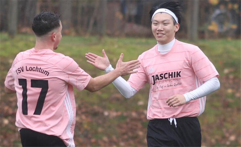 Der Fußballer Elias Zeidan gratuliert seinem Mannschaftskameraden Jinrong Zeng zu dessen Treffer.
