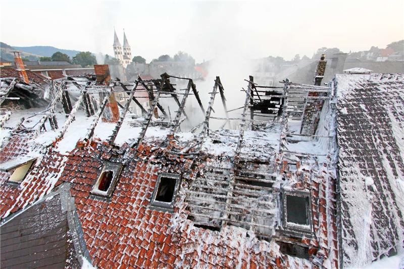 Der Löschschaum auf dem ausgebrannten Dachstuhl sorgte im Hochsommer für ein kurioses Winterszenario.  Archivfoto: Epping