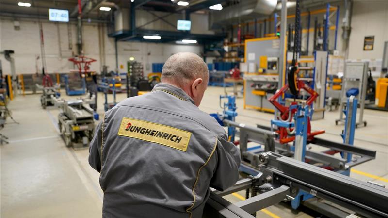 Der Logistikdienstleister Jungheinrich hat nach eigenen Angaben mehr als 8.200 Beschäftigte in Deutschland. (Archivbild)