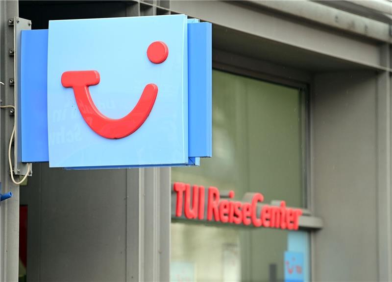 Der Logo des Reiseveranstalters TUI in der Potsdamer Innenstadt.