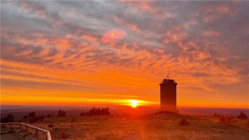 Zu sehen ist der Sonnenaufgang auf dem Brocken.