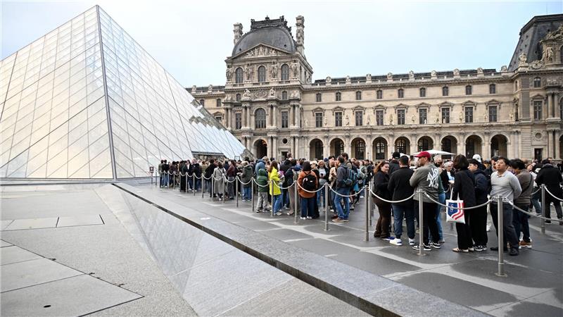 Nach Kunstraub im Louvre: Frankreich prüft Museumsschutz Der Louvre blieb für Besucher weiter geschlossen.