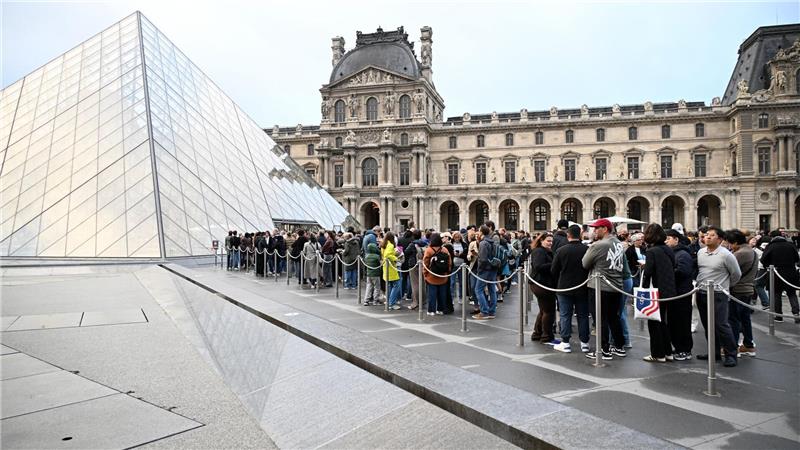 Der Louvre wurde nach dem Einbruch für Besucher geschlossen.