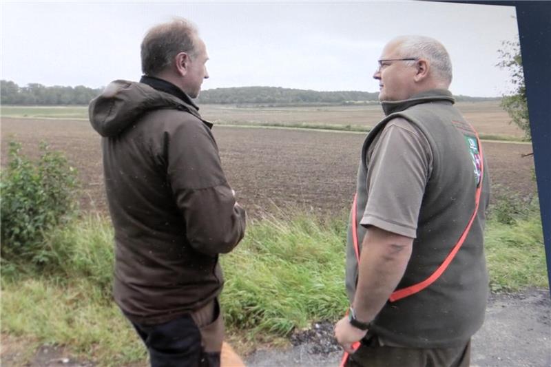 Der Luchsbeauftragte Ole Anders (li.) und Jagdpächter Hans Hesse halfen, die verwaisten Kätzchen auf diesem Feld bei Döhrenhausen einzufangen.