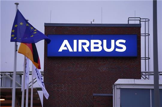 Der Luft- und Raumfahrtkonzern Airbus beschäftigt an seinem größten Standort in Hamburg etwa 15.000 Menschen.