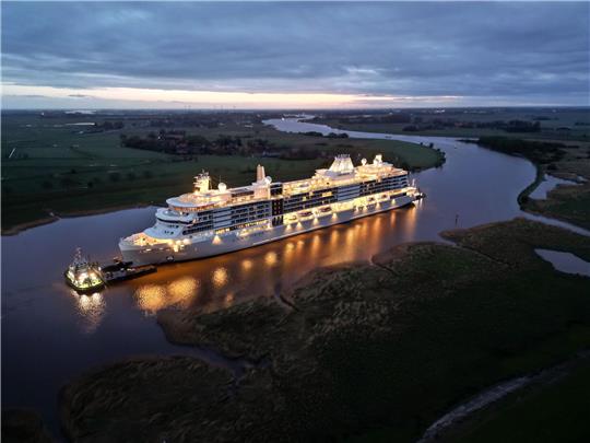 Der Luxusliner «Silver Ray» bewegt sich auf der Ems vor Leer.