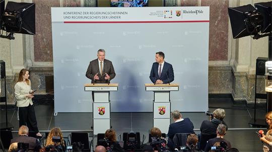 Der MPK-Vorsitzende Schnieder (links) und der Co-Vorsitzende Lies stellten gemeinsam die  Beschlüsse des Gremiums nach dem Treffen in Berlin vor. 