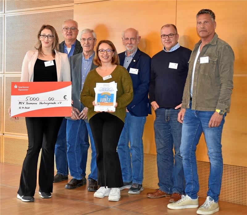 MTV Harlingerode: In diesem Verein geht es steil nach oben Der MTV Brunonia Harlingerode gewinnt den Landessportbund-Wettbewerb (v. li.): Übungsleiterin Kathrin Willert, Arnd Stille (LSB), Vorsitzender Hermann Breustedt, Übungsleiterin Melanie Jacobs, Vorsitzender Gerhard Marth, Vorsitzender Thomas Sollorz und Karsten Täger vom LSB. Foto: Privat