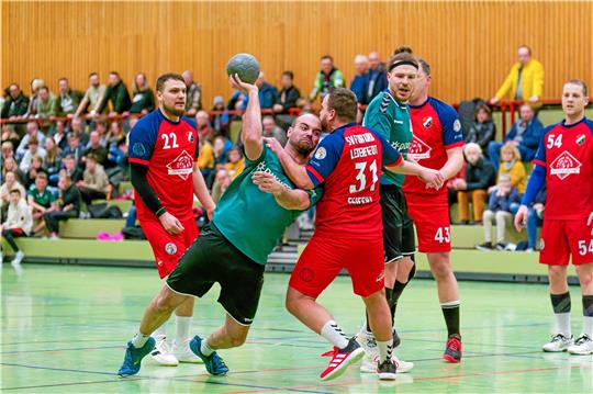 Der MVP des Abends: Niklas Ermrich erzielt 14 Treffer aus dem Feld heraus und trägt maßgeblich zum Sieg der HSG Langelsheim/Astfeld gegen Fortuna Lebenstedt bei. Foto: Drechsler