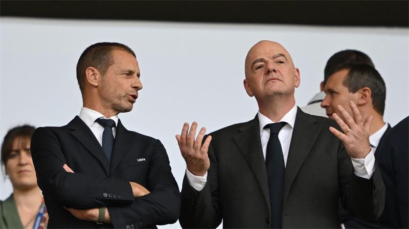 Der Machtkampf der UEFA gegen FIFA-Boss Infantino (r) geht auf juristischem Weg weiter. (Archivbild)