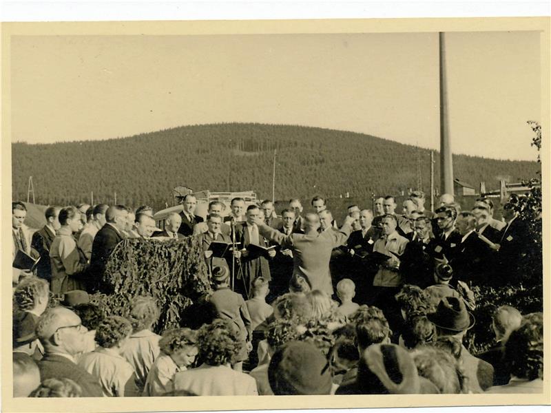 Göttingeröder Chor geht auch nach 75 Jahren nicht die Puste aus Der Männergesangverein Göttingerode in den 60er-Jahren: Ein Konzert unter freiem Himmel und vor vielen Zuschauern und Zuhörern. Foto: Privat