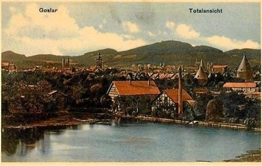 Der „Märchenblick“ über den Klusteich auf die alte Ziegelei um 1920. Im Hintergrund ist das Breite Tor zu sehen. Karte: Verlag Wilhelm Riechers, Goslar. Repro: Fricke