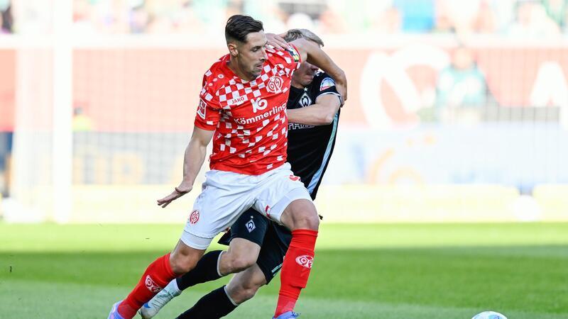 Trotz Überzahl und Klopp als Fan: Mainz unterliegt Bremen Der Mainzer Abwehrspieler Dominik Kohr (l) verschuldete den Elfmeter zum 1:0 für Bremen.