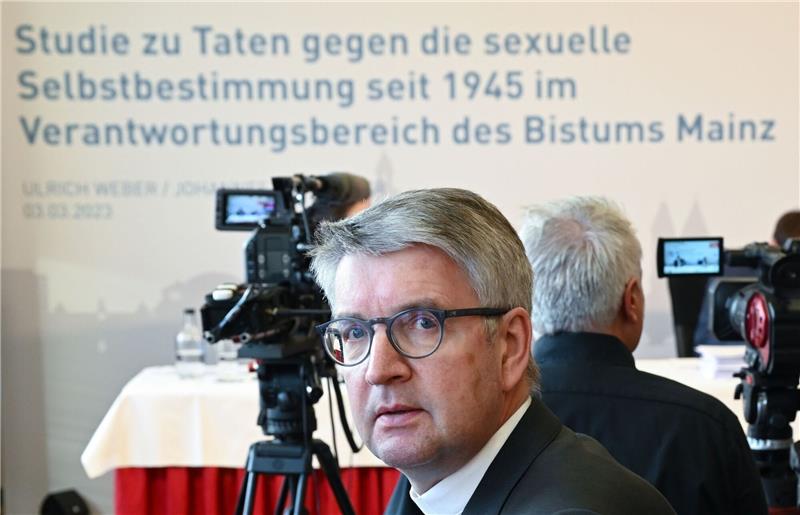 Der Mainzer Bischof Peter Kohlgraf bei der Vorstellung der Studie zu sexuellem Missbrauch in seinem Bistum.