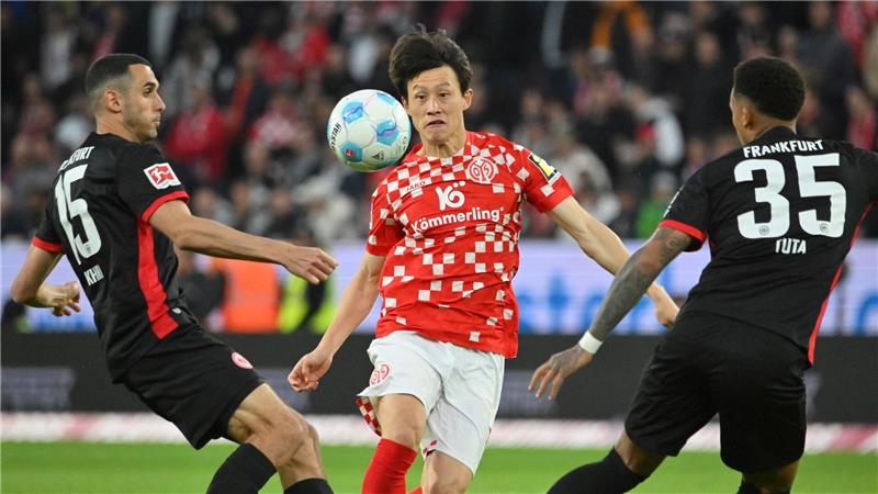 Der Mainzer Jae-Sung Lee (M) jubelte kurz vor der Pause zu früh.