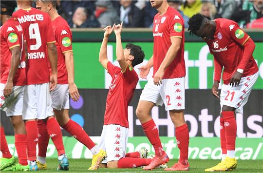 Der Mainzer Jae-Sung Lee (M) jubelt über sein Tor.