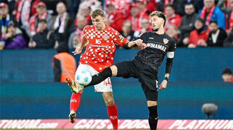 Der Mainzer Nelson Weiper (l) beendete gegen den VfB Stuttgart eine lange andauernde persönliche Durststrecke.