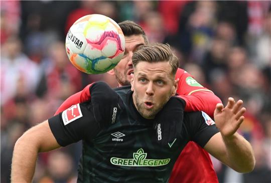Der Mainzer Stefan Bell (l) spielt gegen Bremens Niclas Füllkrug.