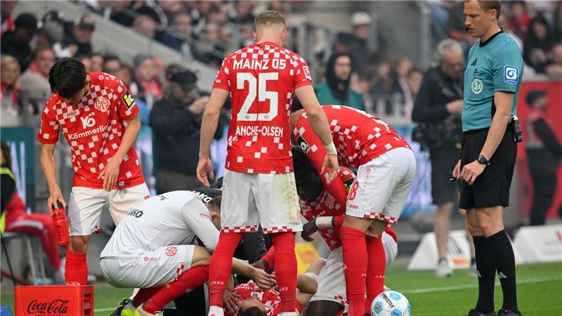 Der Mainzer Verteidiger Dominik Kohr musste wegen einer Knieverletzung früh ausgewechselt werden.