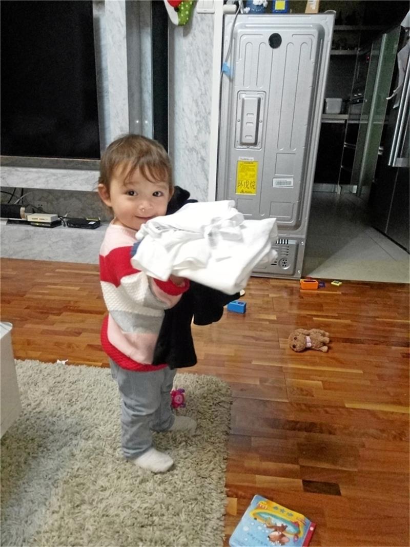 Der Mama im Haushalt helfen zu dürfen kann stolz machen und Spaß bereiten.