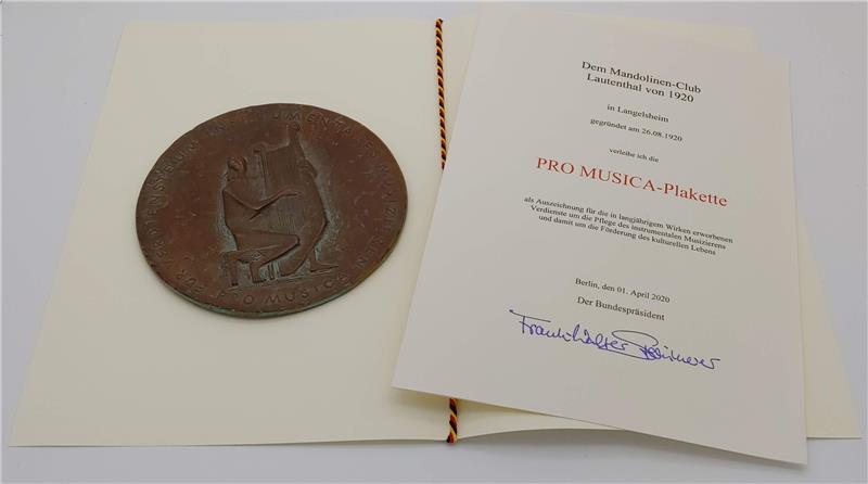 Der Mandolinenclub erhält die Pro-Musica-Plakette.