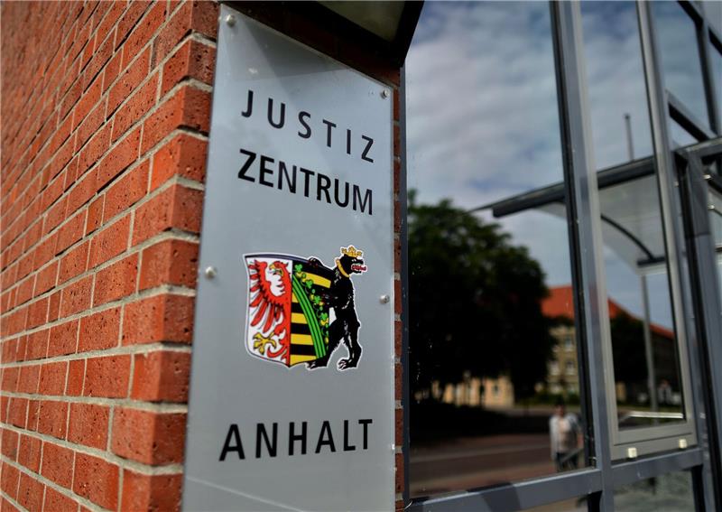 Der Mann aus Dessau-Roßlau soll mehr als zehn Jahre lang ein Mädchen und einen Jungen teilweise schwer sexuell missbraucht haben.