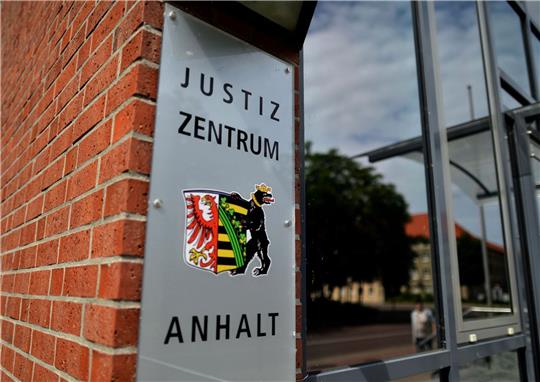 Der Mann aus Dessau-Roßlau soll mehr als zehn Jahre lang ein Mädchen und einen Jungen teilweise schwer sexuell missbraucht haben.