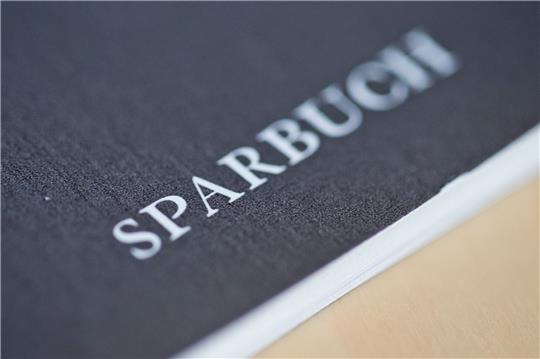 Der Mann bediente sich an dem Sparbuch. Foto: dpa