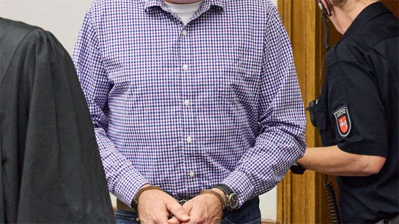 Der Mann soll laut Staatsanwalt seine Frau mit einer Eisenstange heimtückisch von hinten auf den Kopf geschlagen und sie anschließend erstochen haben.