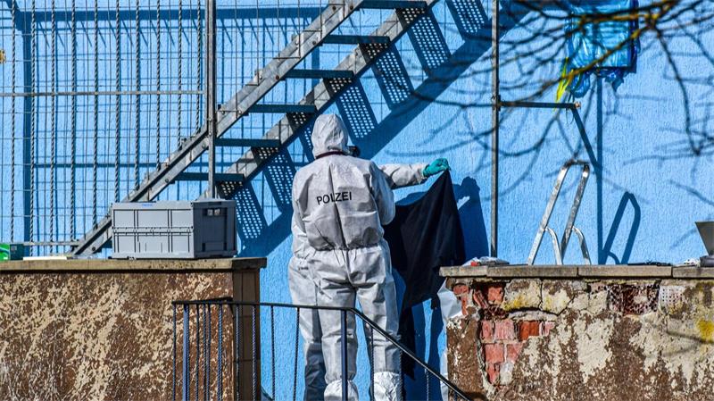 Der Mann soll seine Ehefrau auf einer Feuertreppe erschossen haben. (Archivfoto) 